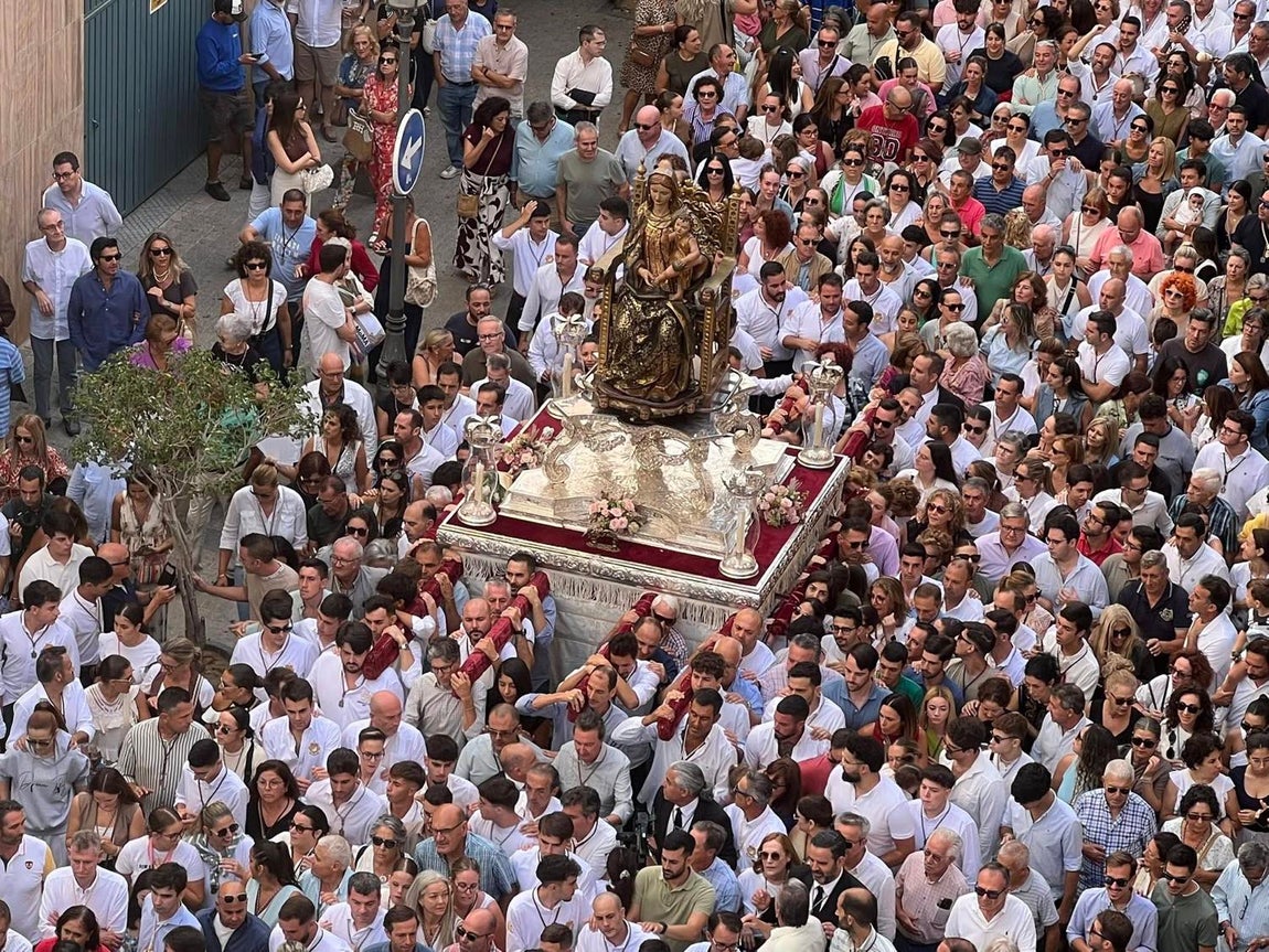 El regreso triunfal de la Virgen de la Bella a su hogar en Lepe, en imágenes