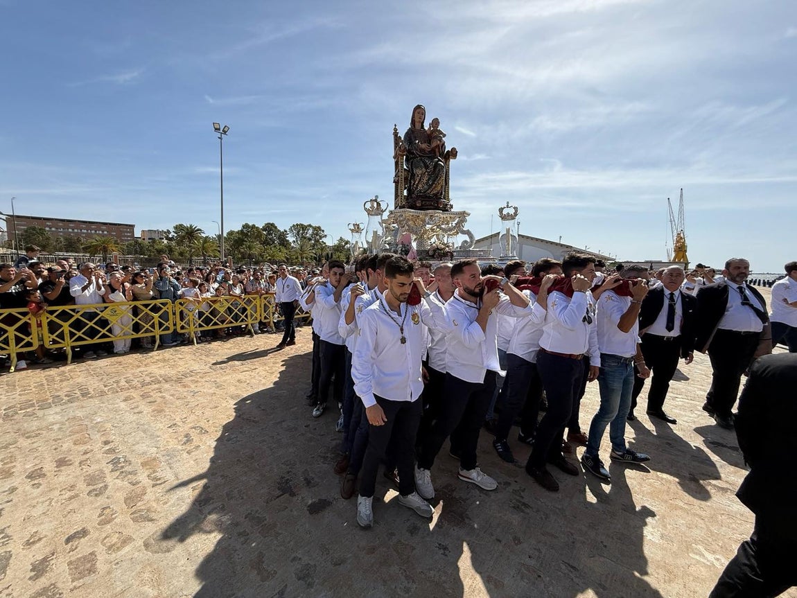 El regreso triunfal de la Virgen de la Bella a su hogar en Lepe, en imágenes