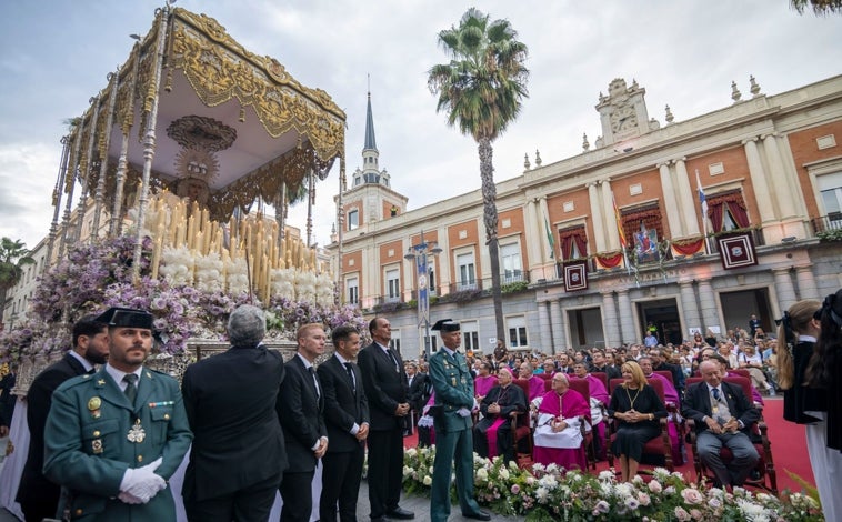 Imagen principal - Autoridades a las puertas del Ayuntamiento durante la procesión Magna Mariana de Huelva
