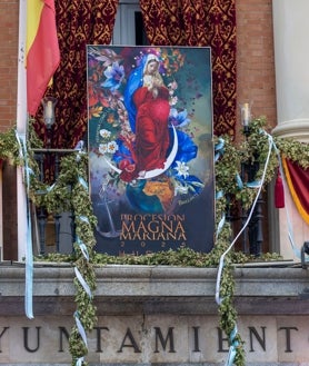 Imagen secundaria 2 - Autoridades a las puertas del Ayuntamiento durante la procesión Magna Mariana de Huelva