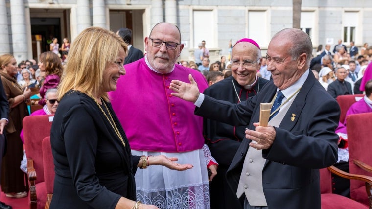 Antonio González saluda a la alcaldesa de Huelva, Pilar Miranda, este sábado