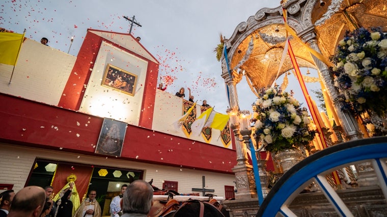 La carroza a las puertas de la Parroquia Sagrada Familia