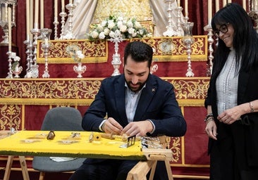 La Hermandad del Cautivo da la primera puntada del futuro palio de la Virgen de la Misericordia