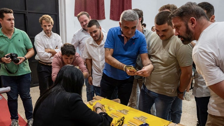 Los hermanos conocieron de primera mano las tareas de bordado