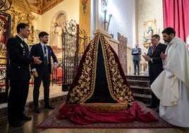 Así es el nuevo manto de camarín bordado para María Santísima del Rosario