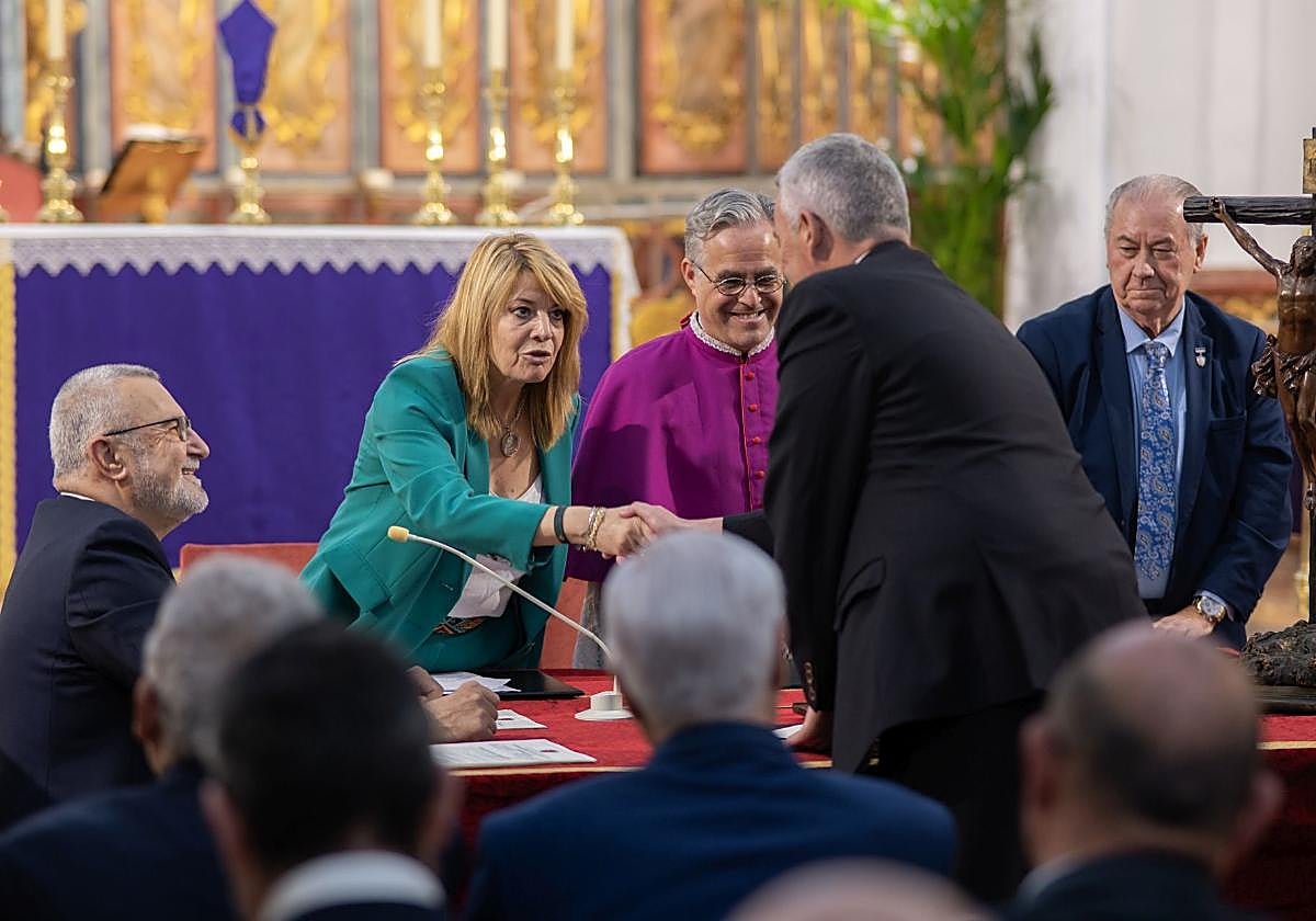 La alcaldesa de Huelva, junto a miembros del Consejo en el acto de toma de hora