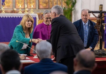 La alcaldesa de Huelva, junto a miembros del Consejo en el acto de toma de hora
