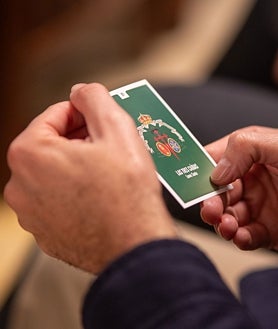 Imagen secundaria 2 - El presidente del Consejo de Hermandades, Antonio González, tomó la palabra en un acto con la presencia de muchas autoridades