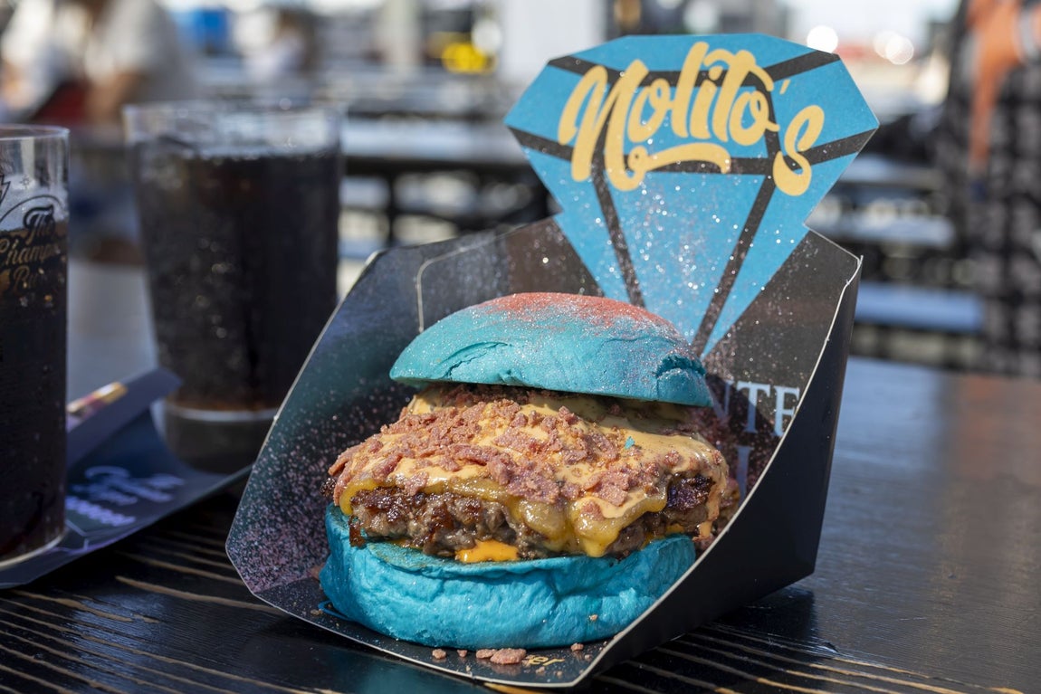 Las mejores imágenes del desembarco de The Champions Burger en Huelva