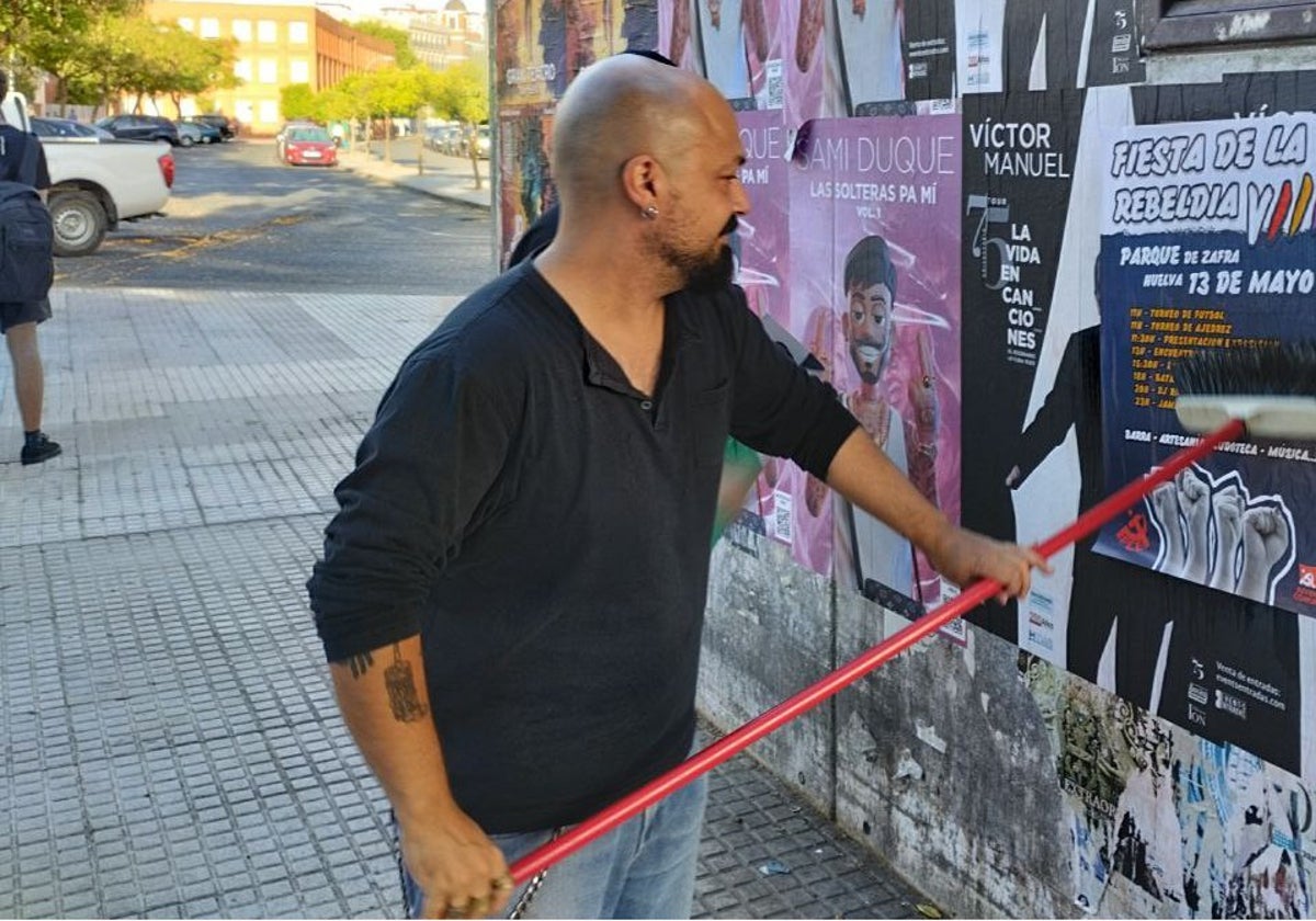 La pegada de los carteles de la Fiesta de la Rebeldía