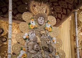 La Virgen del Rocío, entronizada en su paso para la Romería