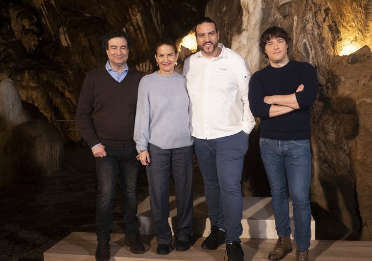 Xanty Elías con los conductores de MasterChef en la Gruta de las Maravillas