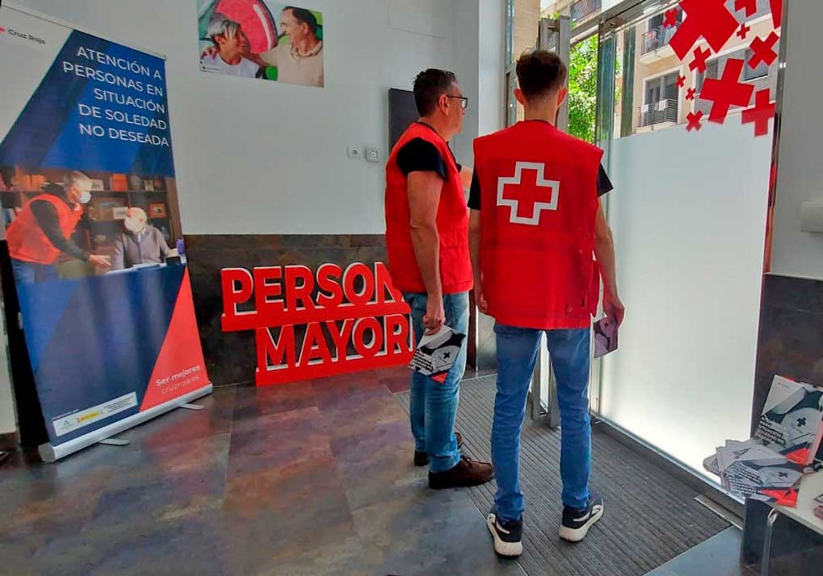 Dos voluntarios en un comercio de la zona
