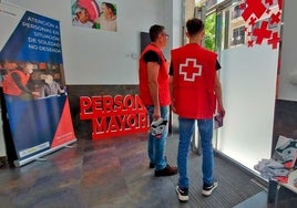 Cruz Roja se alía con los comerciantes de Isla Chica para evitar la soledad y el aislamiento en los mayores
