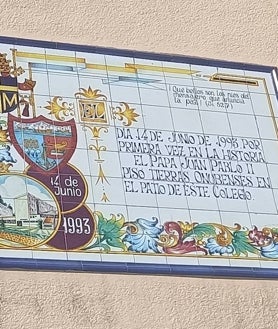 Imagen secundaria 2 - lLa Asociación de Antiguos Alumnos de Los Maristas ha recordado la efeméride con un sencillo acto en el patio del colegio, en el lugar donde aterrizó el Papa hace 30 años