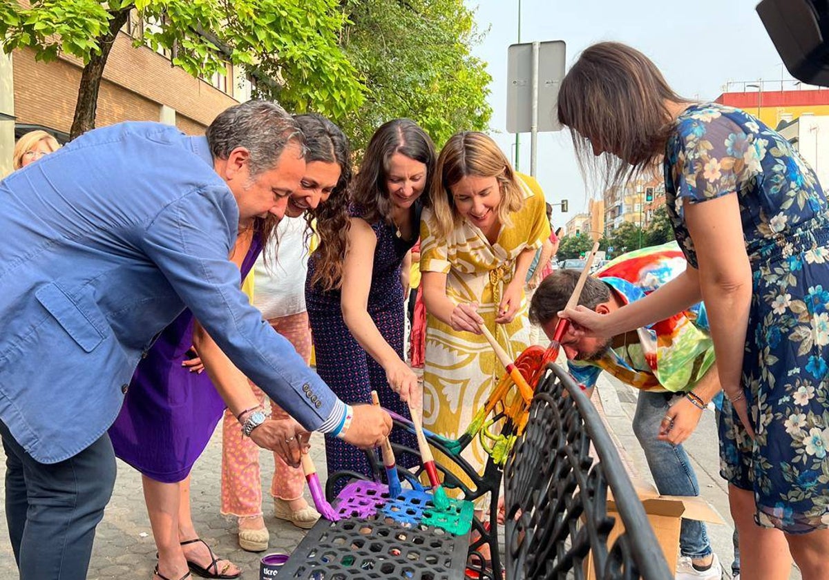 Pintada con los colores del arcoíris de un banco