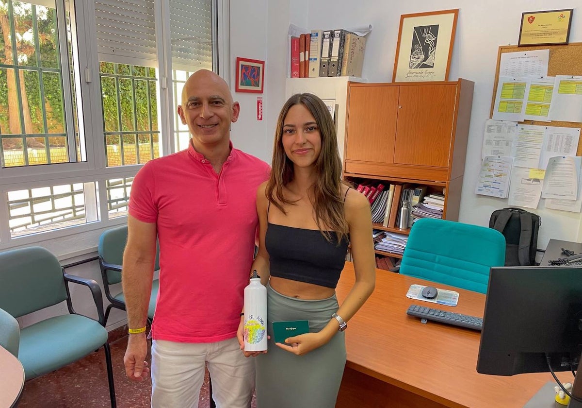 Lucía Ramírez, Premio Extraordinario de Bachillerato, junto a Fidel Ledesma