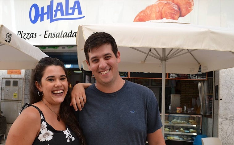 Imagen principal - Estos dos jóvenes emprendedores han decidido mantener el nombre como seña de identidad del local, aunque han introducido numerosas novedades en el negocio, para darle su propio toque