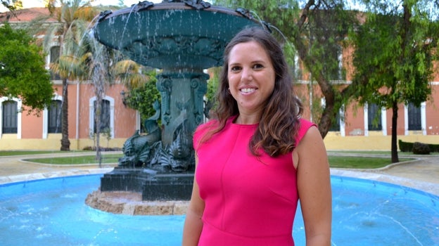 Cinta Martínez, presidenta de AJE Huelva, posa para huelva24.com