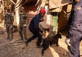 Continúa el trabajo de los bomberos onubenses en Marruecos, pese a la baja probabilidad de encontrar supervivientes