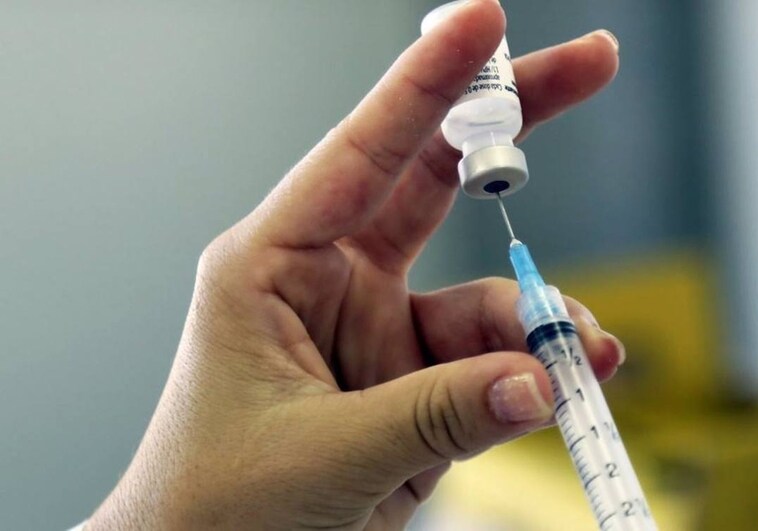 Una vacuna de las que comienzan a ponerse este lunes en Andalucía
