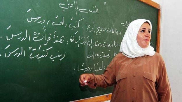 Una profesora da clase de religión musulmana en un centro público