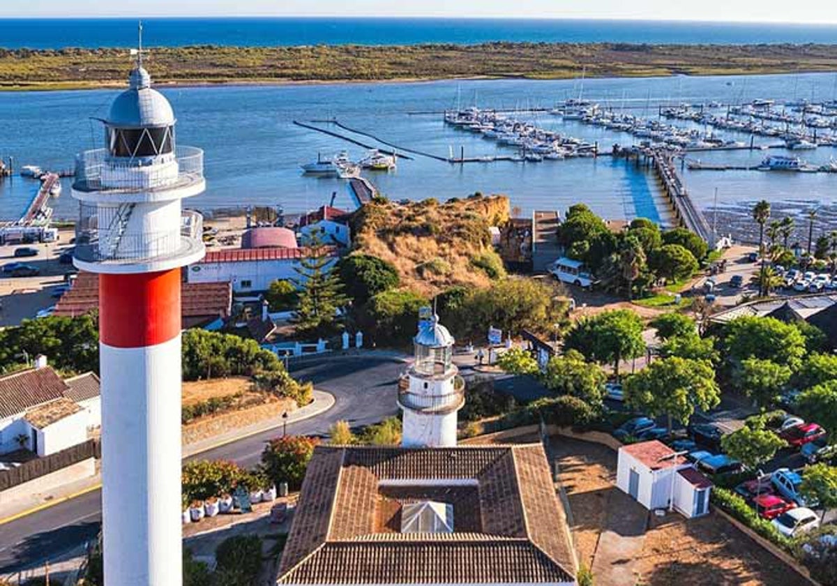 El faro de El Rompido en primer término, en el cento el antiguo