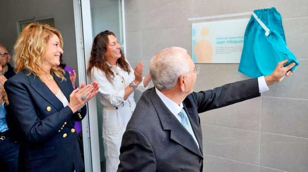 Juan Vázquez descubre la placa con su nombre
