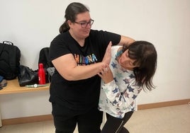 Profesionales de la enfermería aprenden defensa personal para responder ante posibles agresiones
