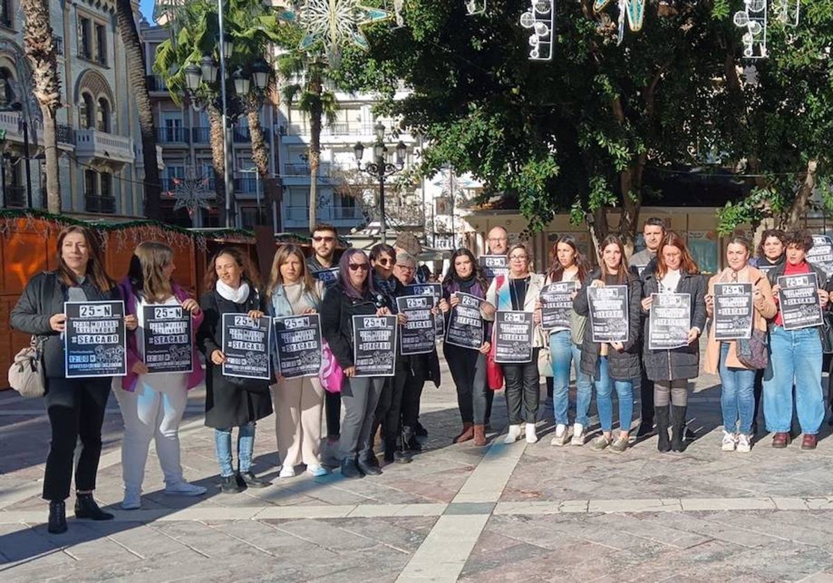 Representantes de los diferentes colectivos que componen el Movimiento Feminista de Huelva, este jueves en la plaza de Las Monjas