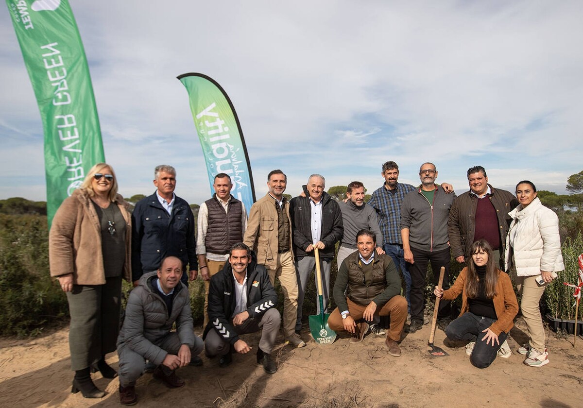 Los participantes en la jornada de plantación en el parque natural de Doñana