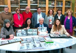 Javier Pérez Blanco dona casi 6.000 fotografías antiguas de Huelva a la Onubense