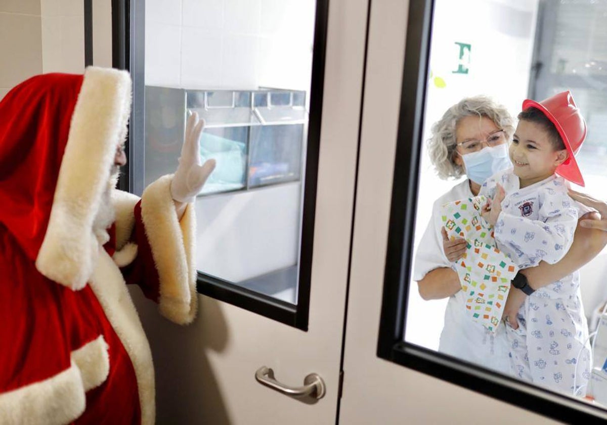 Papá Noel en su visita de esta mañana a la unidad de Pediatría del Hospital Juan Ramón Jiménez