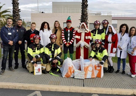 Imagen secundaria 1 - La emotiva visita de Papá Noel al hospital Juan Ramón Jiménez