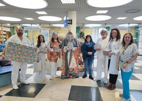 Imagen secundaria 1 - El detalle del sindicato CSFI con los pequeños ingresados esta Navidad en el Hospital Juan Ramón Jiménez