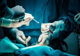 Condenan al SAS por dejarse el cirujano un trozo de pinza dentro tras una cirugía de hernia discal a una paciente en el Hospital Juan Ramón Jiménez de Huelva