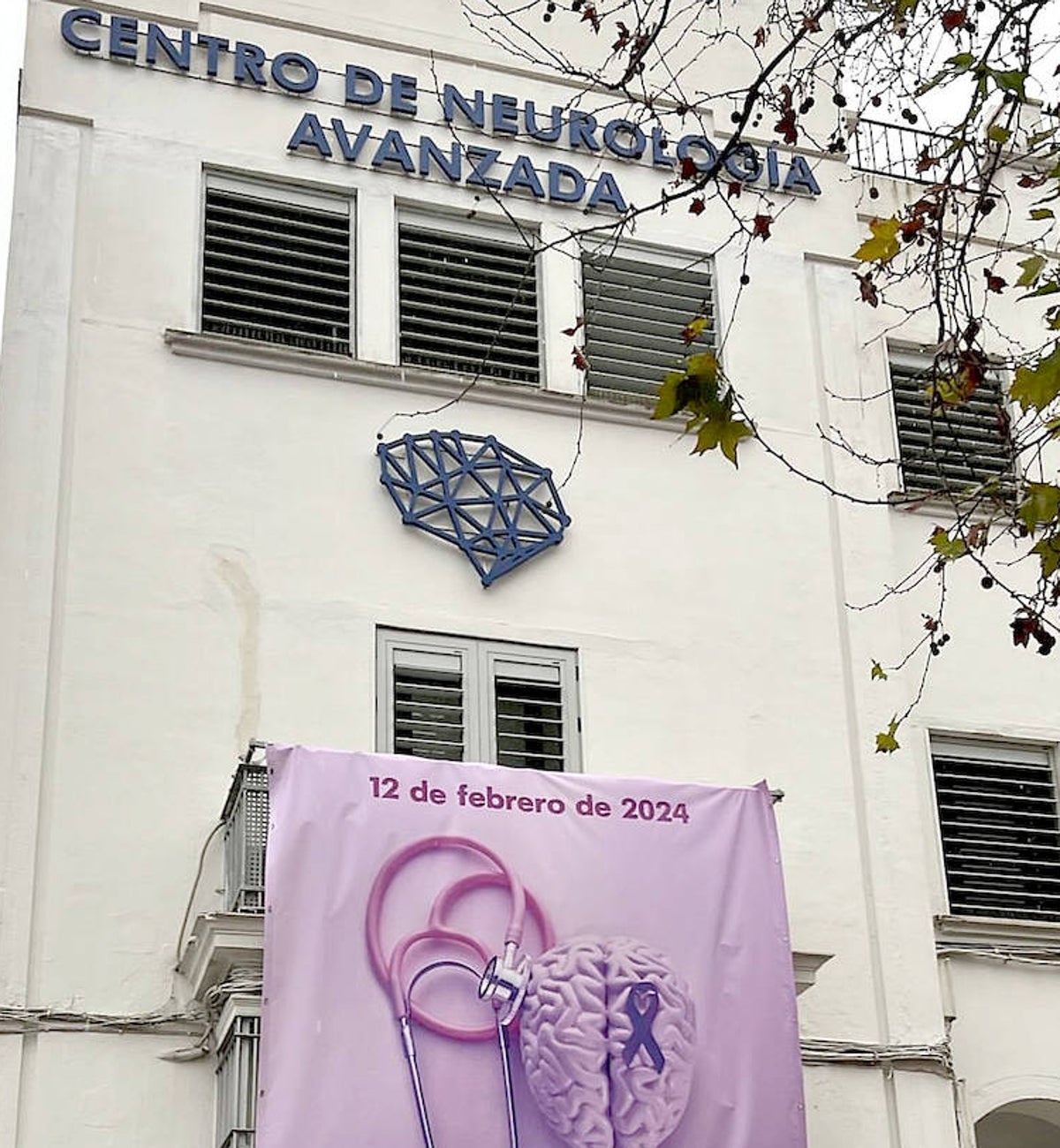 El Centro de Neurología Avanzada con un cartel conmemorando este lunes el Día Mundial de la Epilepsia