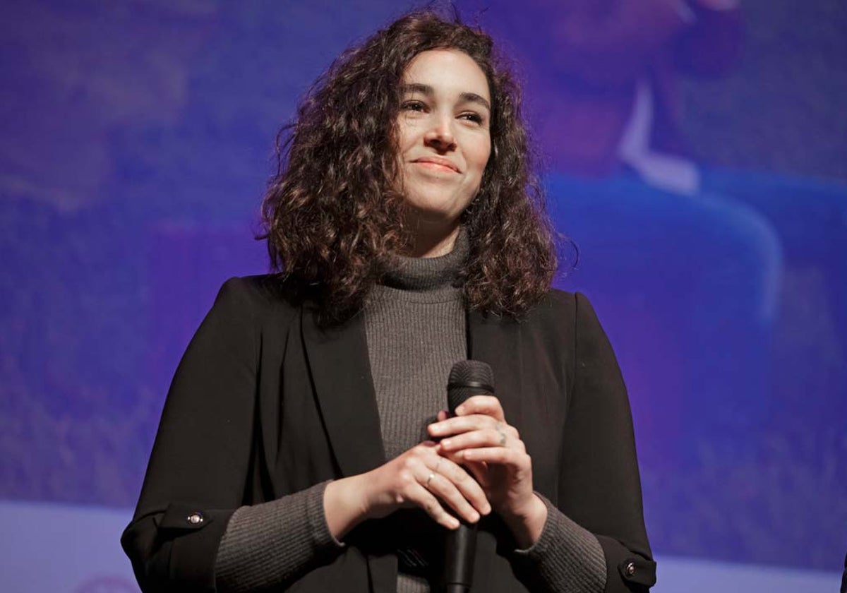 La directora ganadora al recibir el premio