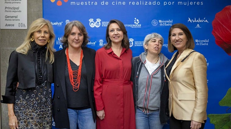 Autoridades y organizadoras antes del acto de clausura