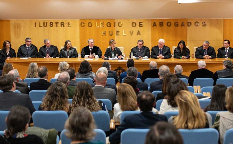 Imagen principal - Antonio Bernal toma el relevo a Fernando Vergel como nuevo decano del Colegio de Abogados de Huelva