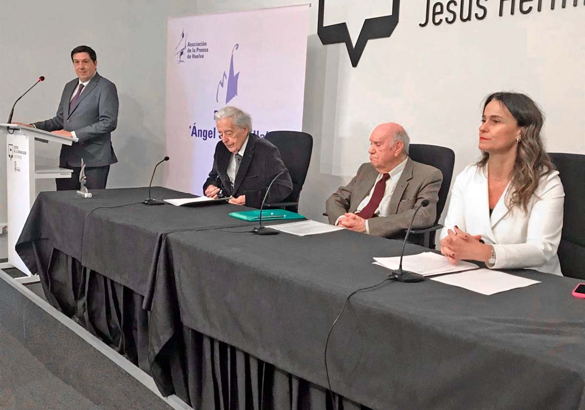 El periodista Vicente Quiroga (en el centro de la mesa) en la recogida del Premio Ángel Serradilla de la Asociación de la Prensa de Huelva