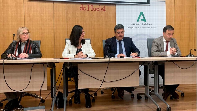 La rectora de la Onubense y el delegado andaluz durante la presentación de esta mañana