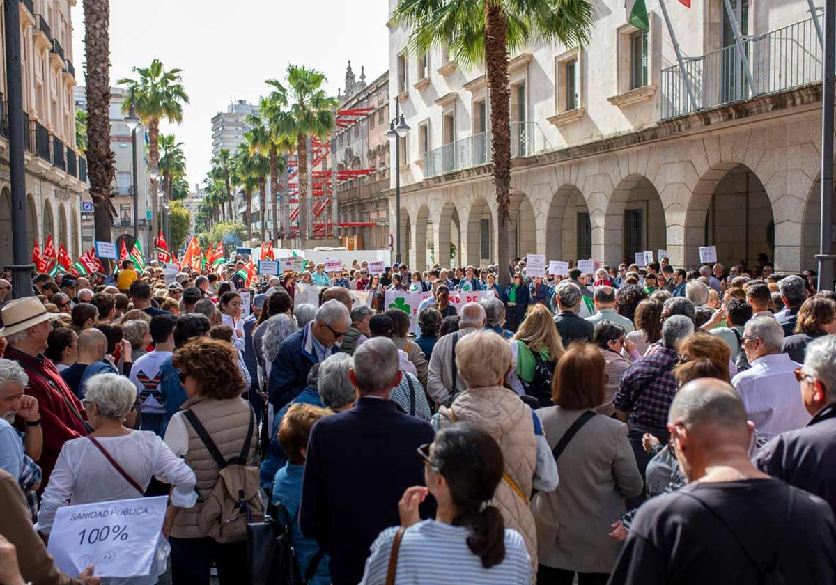 La concentración frente a la Delegación de Salud, en la Gran Vía de la capital