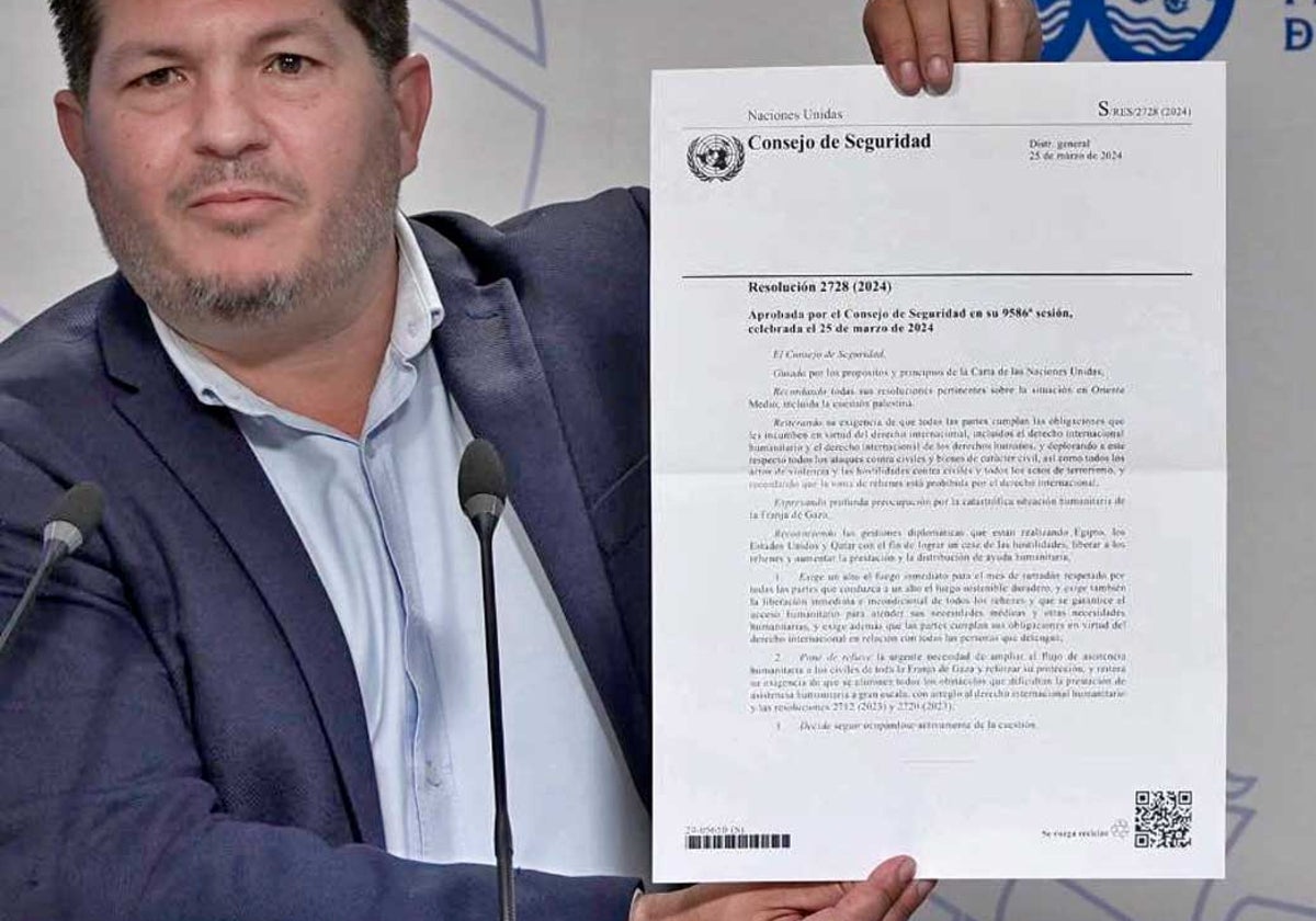 Toti con el texto que propone para la Declaración Institucional