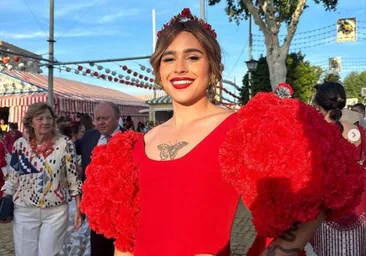 Escupen al 'influencer' Paco Abreu por ir vestido de flamenca a la Feria de Sevilla