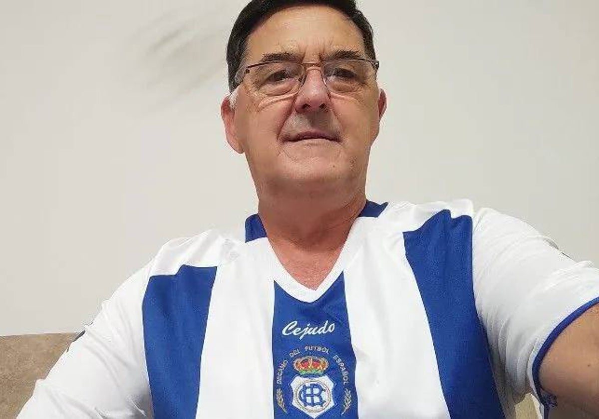 Antonio Macías Pichardo con una camiseta del Recreativo de Huelva