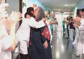 Compañeros aplauden a Toñi en su despedida tras 37 años en el Hospital de Día