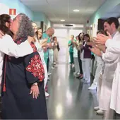 Compañeros aplauden a Toñi en su despedida tras 37 años en el Hospital de Día