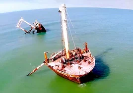 La historia del barco del arroz, el buque anclado que se puede ver desde esta playa de Huelva