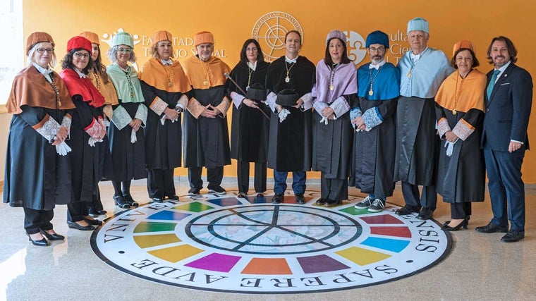 El experto mundial en valores Simon E. Dolan es investido doctor 'honoris causa' por la Universidad de Huelva